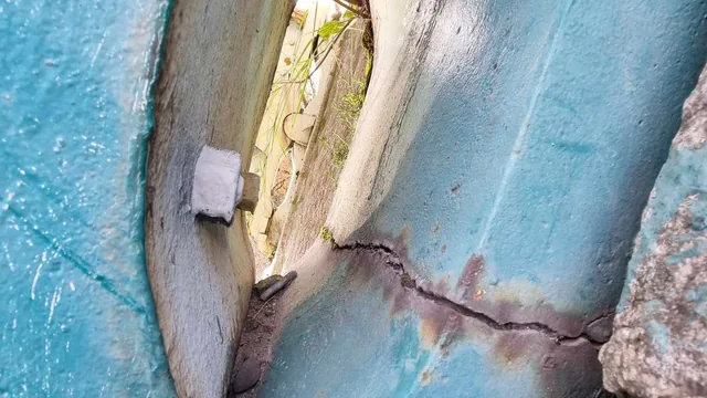 Façade d'immeuble inspectée sur corde à la recherche d'une infiltration