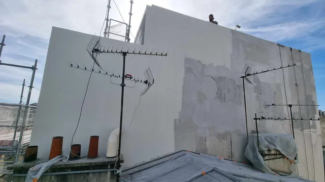 Toiture d'immeuble en copropriété, vue depuis le point d'ancrage du cordiste
