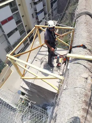 Cordiste assemblant une charpente bois en toiture