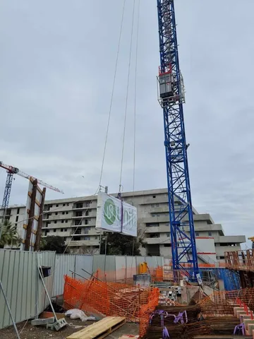 Grue de chantier et bâtiment en construction