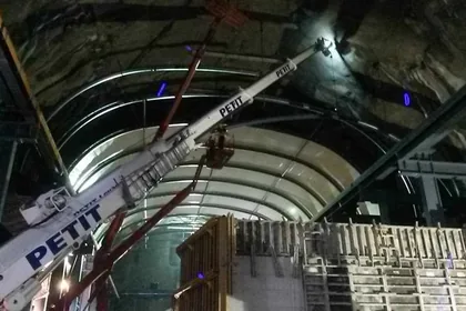 Intervention dans un ouvrage souterrain éclairé, équipement de levage en place