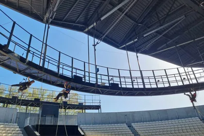 Cordiste sous la structure d'un ouvrage couvert de grande portée
