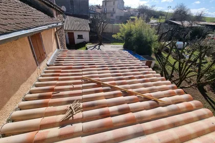 Toiture en tuiles avec liteaux, en cours de reprise