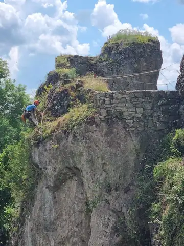 Cordiste en paroi rocheuse, corde tendue le long de la falaise